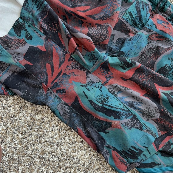 Lululemon Pace Breaker Short 7" *Linerless
Tropical Shadow Shark Teal Multi L - Picture 7 of 10